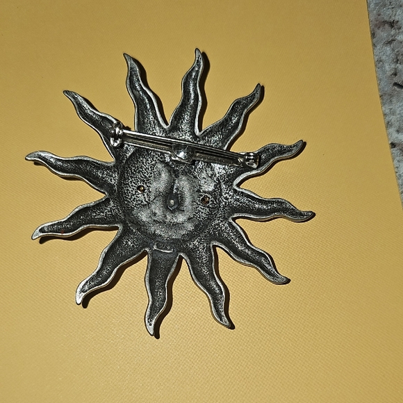 Sun Face Pin - Picture 2 of 3